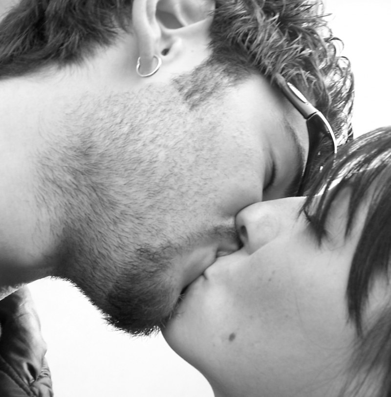 Мужчина красиво целует. Красивый поцелуй. Глубокий поцелуй. Нежный глубокий поцелуй. Поцелуй взасос.