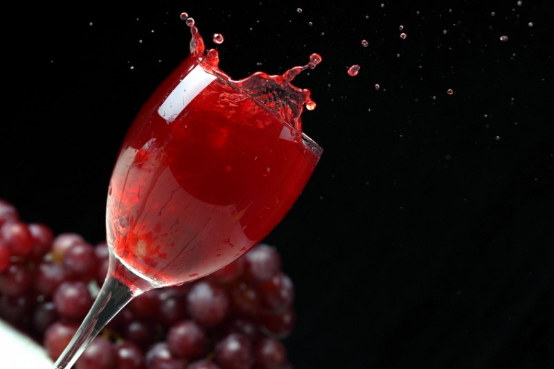 Вино из сока винограда. Виноградный сок. Сок виноградный в фужере. Сок в бокале с винограда. Гранатовая капля виноград.