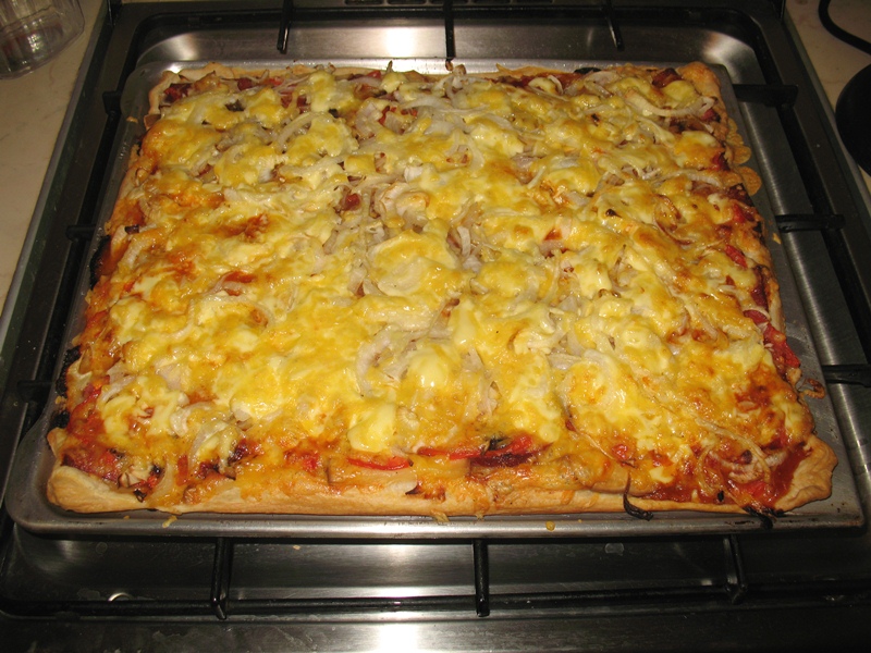 Пицца из слоеного теста в духовке рецепт с фото с колбасой и сыром
