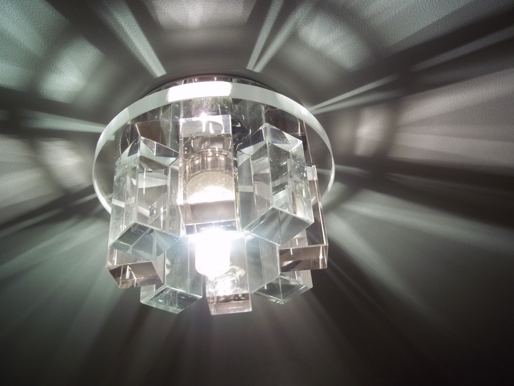 Точечный светильник в натяжной потолок светильники усики для мебели .