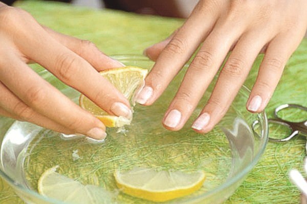 лимон отбеливает ногти