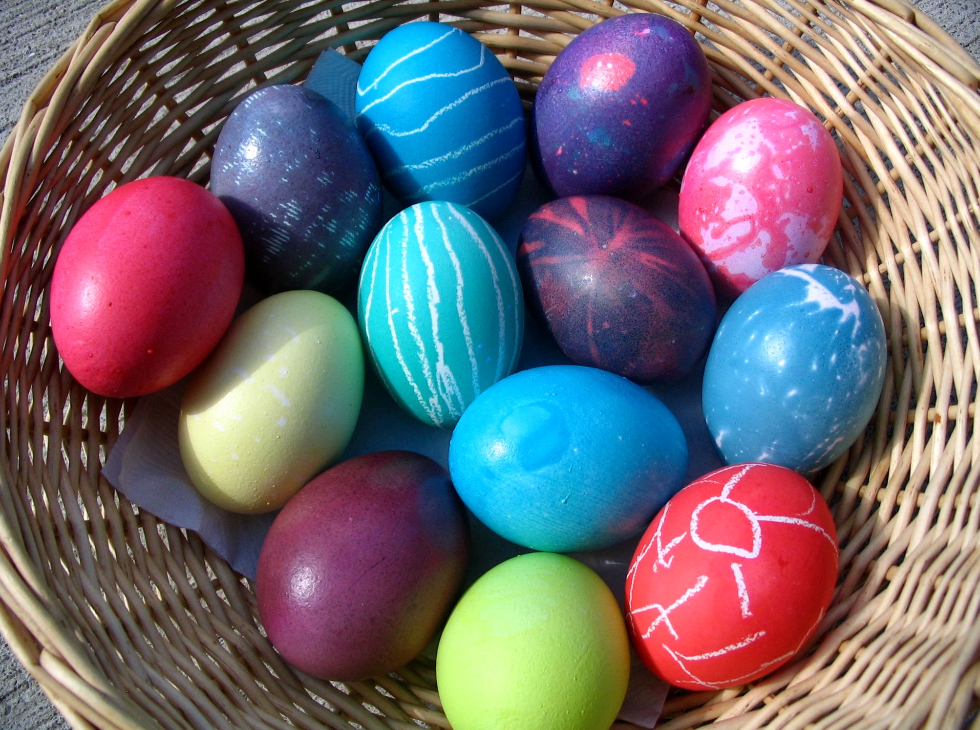 Когда красят яйца на пасху в какой. Яйцо Пасха. Крашеные пасхальные яйца. Крашеные яйца на Пасху. Zqwf YF GFC.