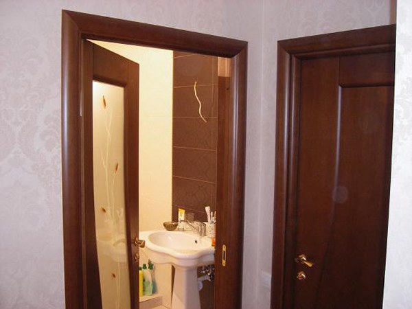 Авито двери ванную. Дверь в ванную комнату. Двери для ванной и туалета. Двери туалет и ванна. Двери межкомнатные для ванной и туалета.