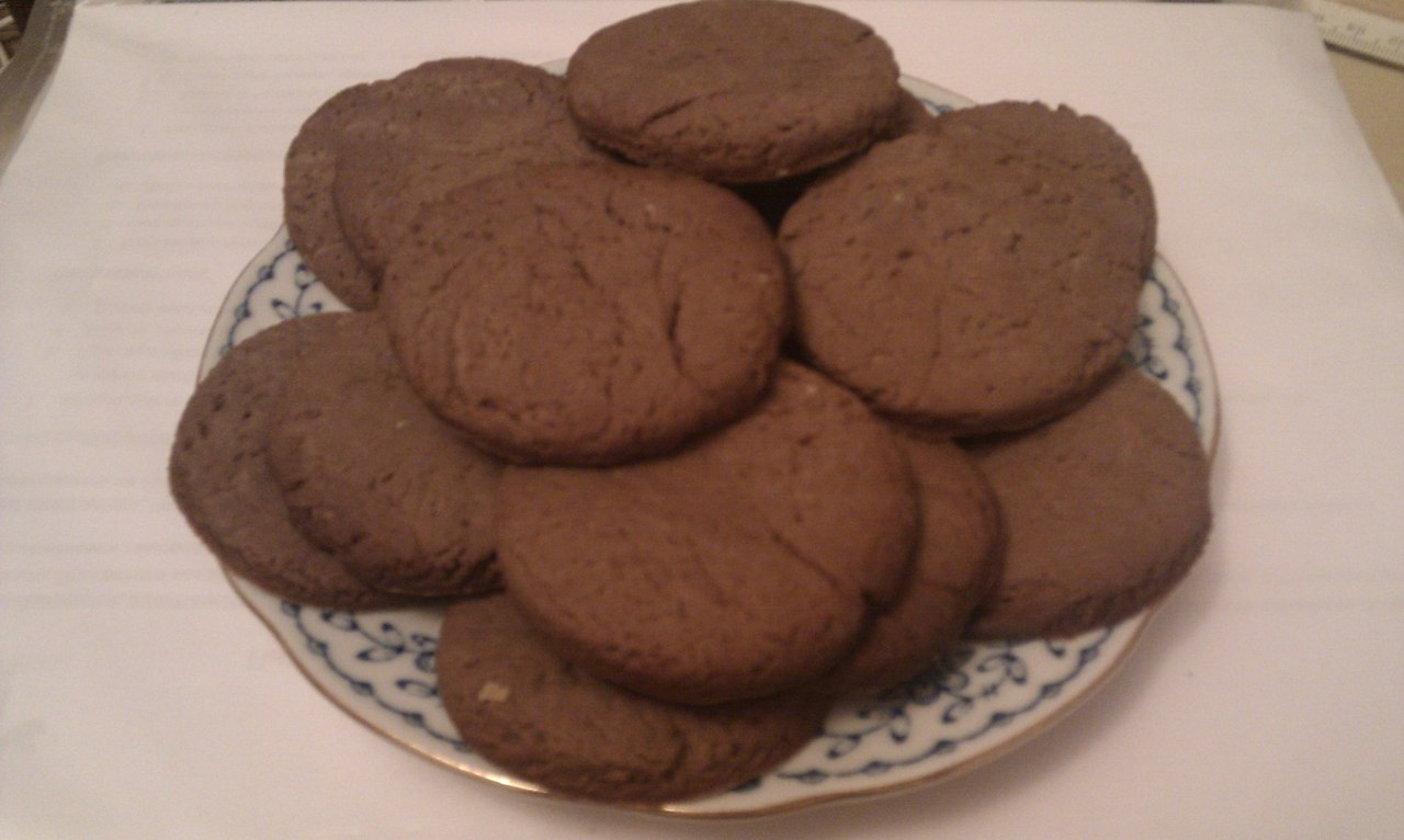 Печенье домашнее в микроволновке. Печенье с какао. Шоколадное печенье фигурное. Печеньки домашние шоколадные. Круглое шоколадное печенье.