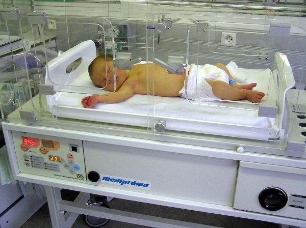 Кладут в патологию. Кувезы для новорожденных. Инкубатор для новорожденных. Кювез для новорожденных в роддоме. Кювез для недоношенных детей.