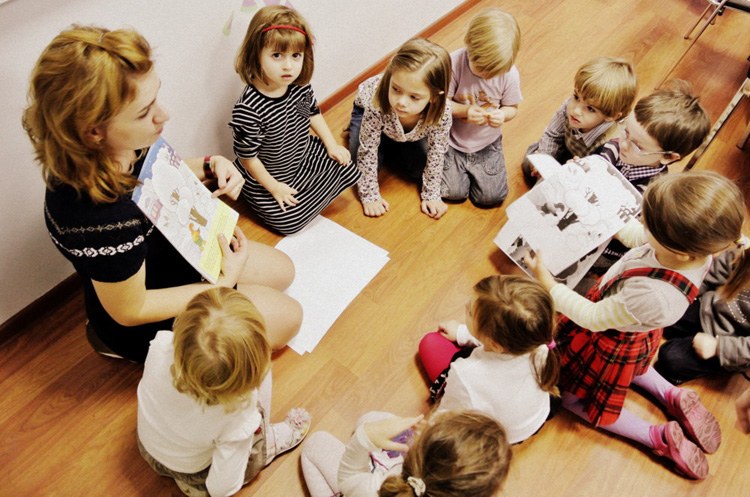 Фото педагога с детьми в детском саду