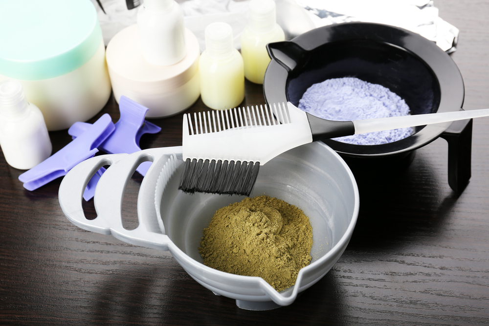 Почему нельзя разводить краску для волос в металлической посуде
