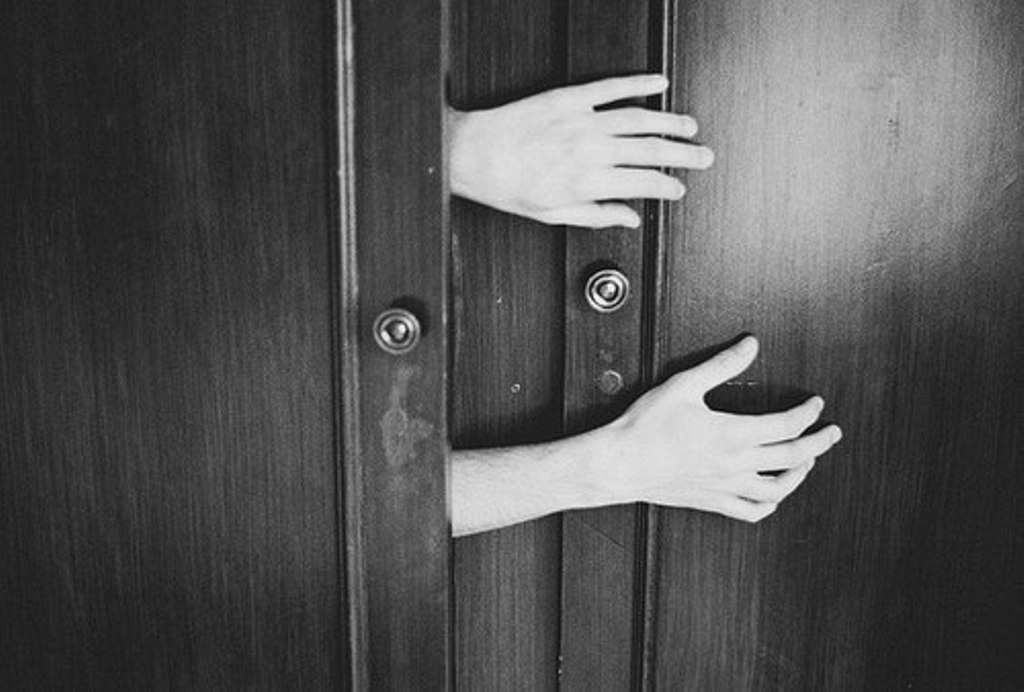 Дверь не закрыта. Закрытая дверь. Открытая дверь. Двери закрываются. Человек открывает дверь.