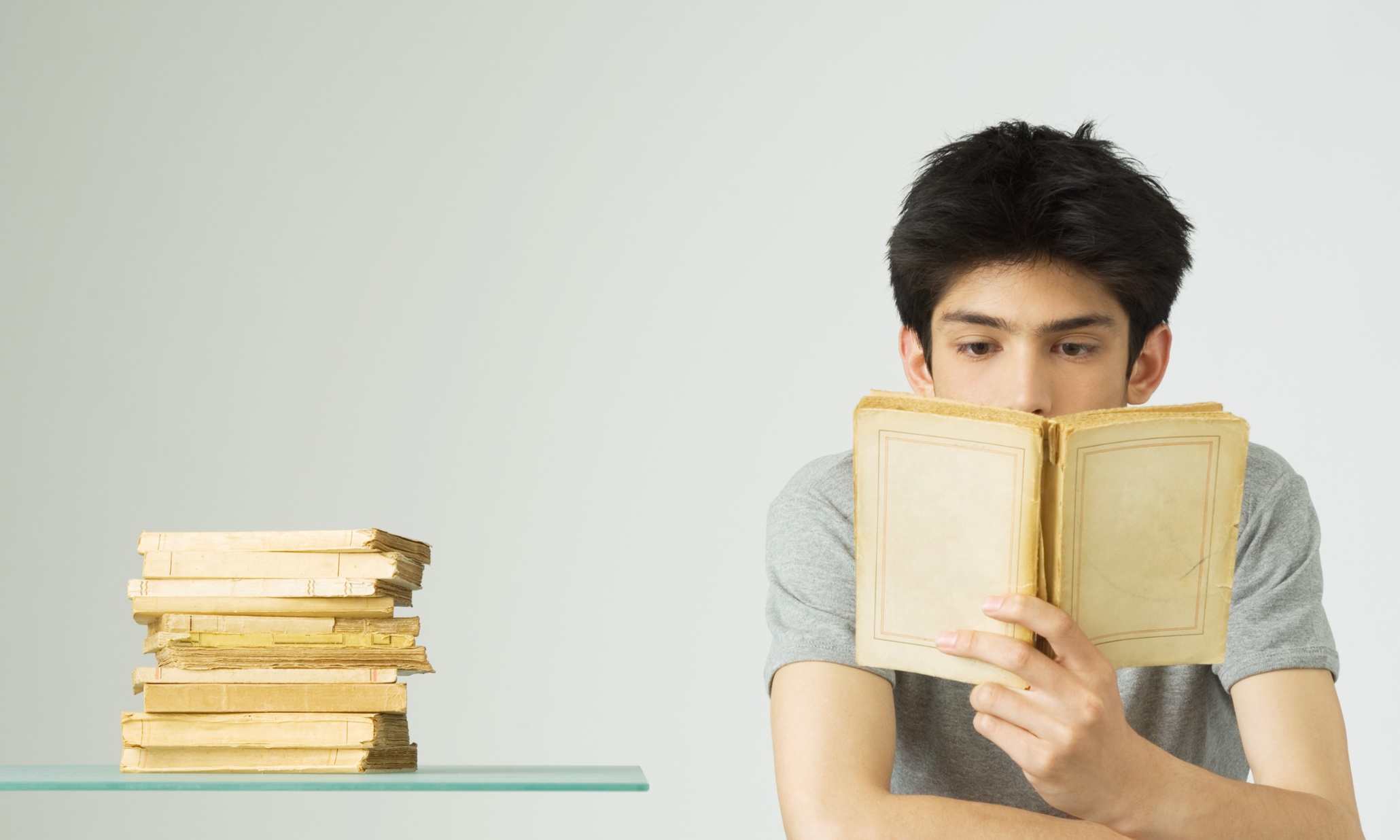 Читать книгу в теле пацана полностью. Человек с книжкой. Книга человек. Человек с книгой в руках. Читает книгу.