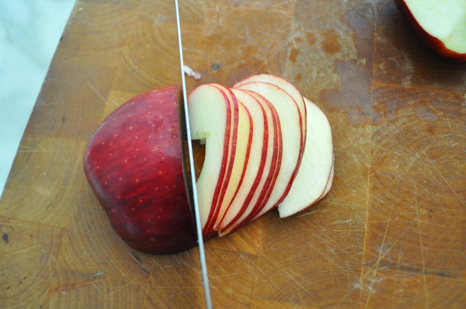 Розочки из слоеного теста с яблоками