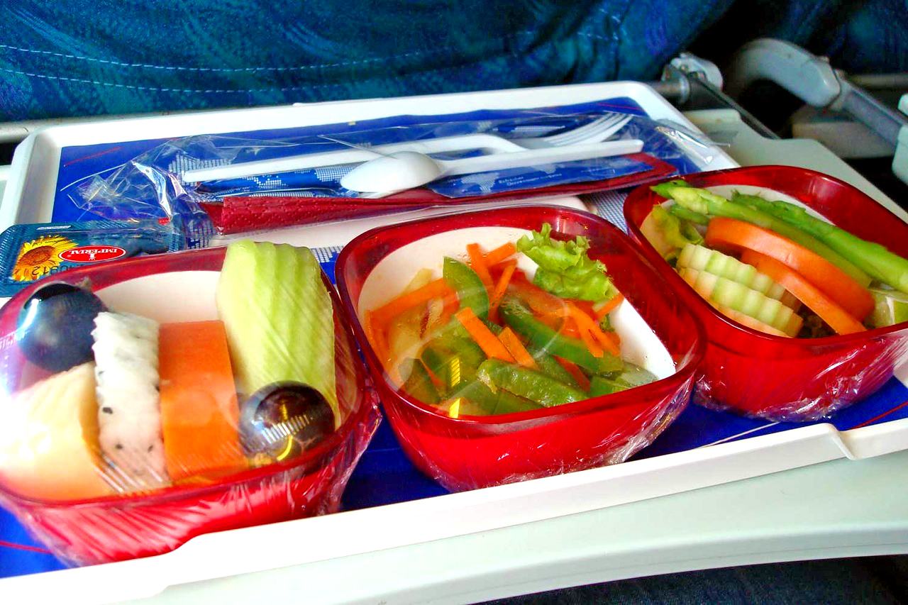 Можно провозить фрукты в самолете. Вегетарианское питание в самолете. Вегетарианская еда в самолете. Вегетарианское меню в самолете. Обед в самолете.