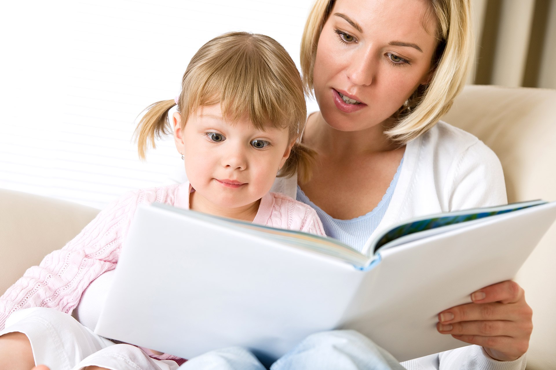 Читающая мама слушать. Родители и дети. Мама читает книгу ребенку. Мама с книжкой и ребенком. Мамы и малыши книжка.