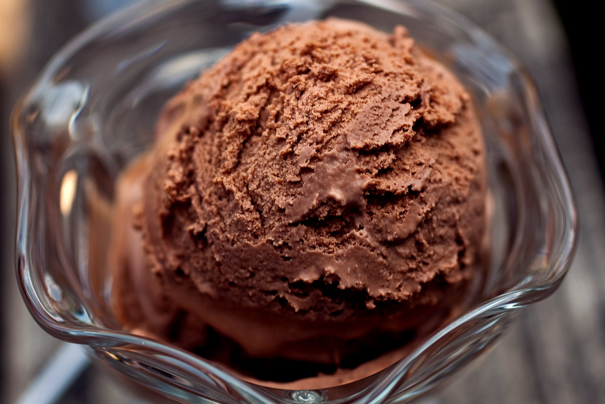 Choco ice. Шоколадное мороженое. Сливочно шоколадное мороженое. Мороженое с шоколадом. Мороженое пломбир шоколадный.
