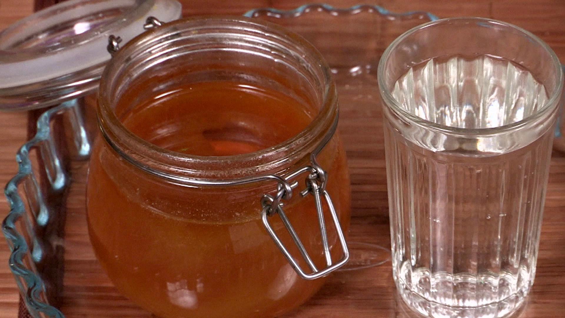 Вода после меда. Мед растворенный в воде. Вода с медом. Мед в стакане. Мед растворенный в стакане воды.