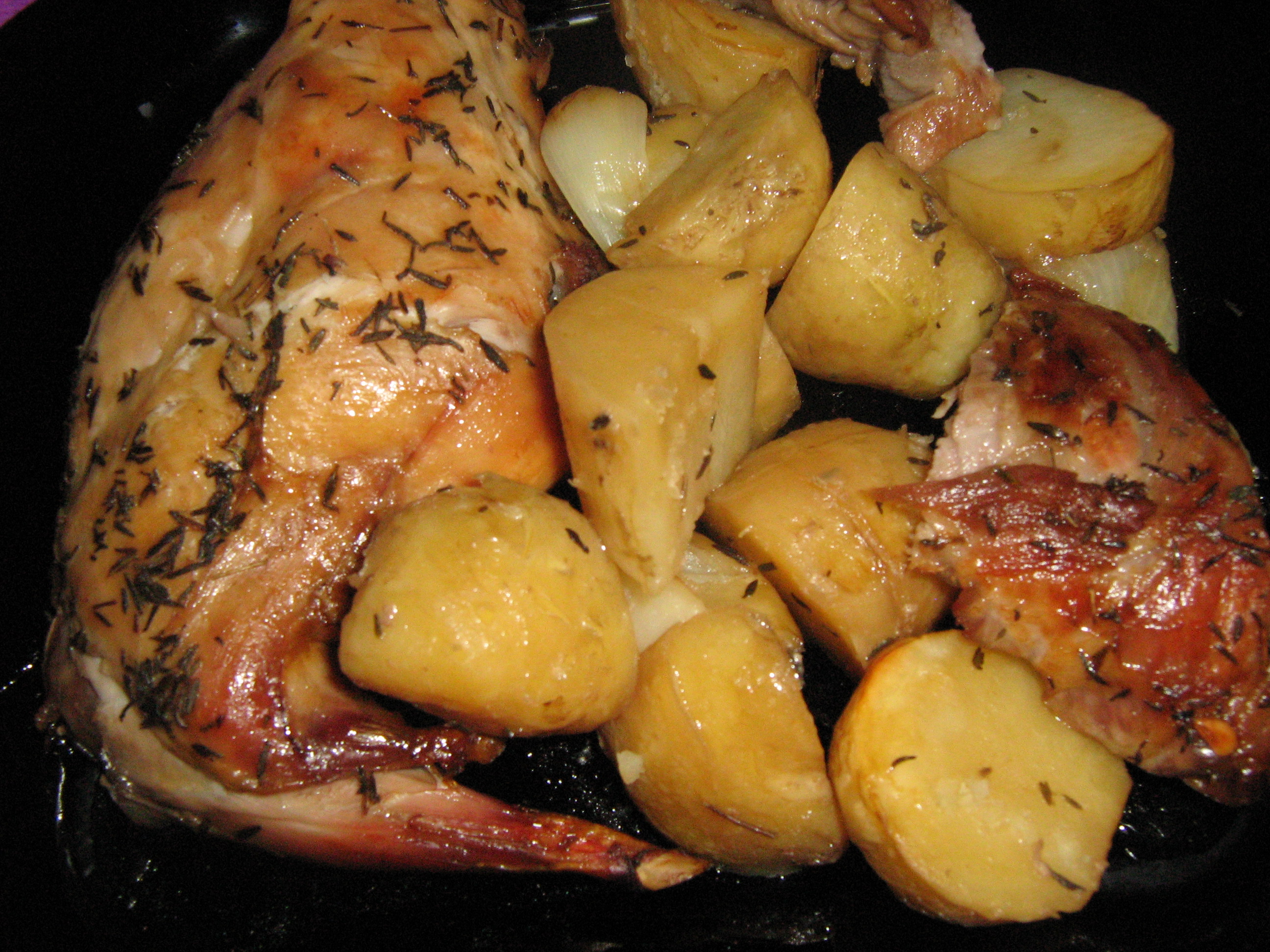 Приготовить кролика фото. Кролик в духовке с картошкой. Кролик запеченный в духовке с картошкой. Запеченный кролик с картошкой. Картофель с кроликом с запеченным.