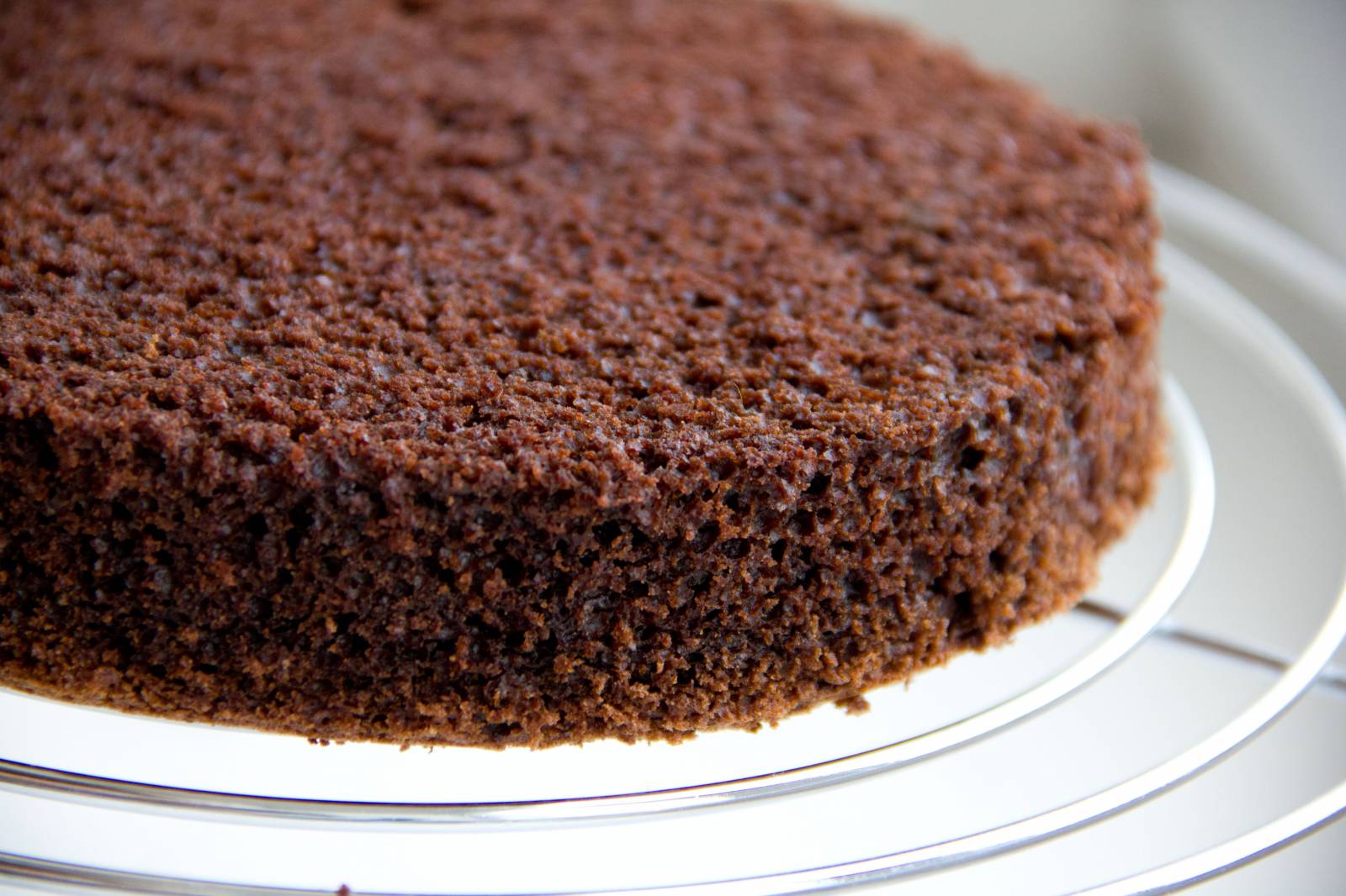 Простой рецепт шоколадного торта с фото. Шифоновый бисквит на кипятке. Шоколадный торт на кипятке. Тирамису с шоколадным бисквитом. Шоколадный шифоновый бисквит.