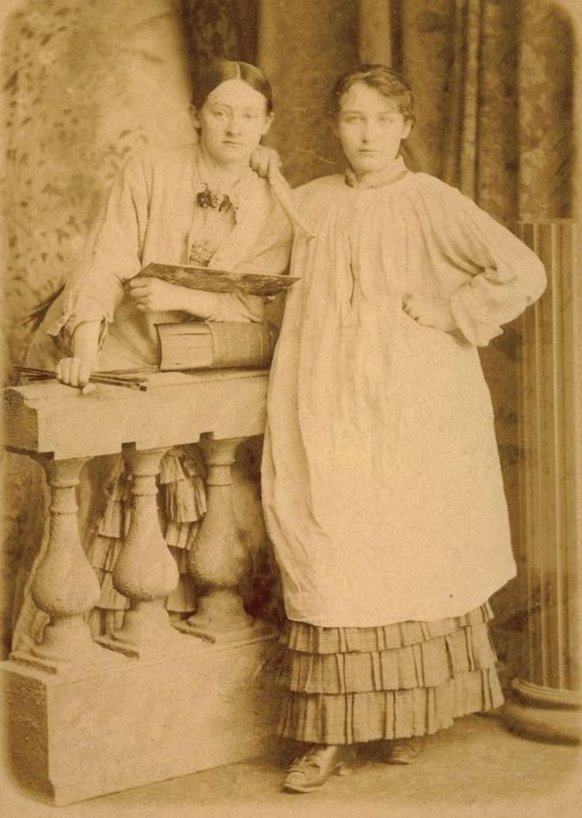 Камилла Клодель (справа) со своей подругой Ghita Theuriet в студии в 1881 году. | Музей Камиллы Клодель