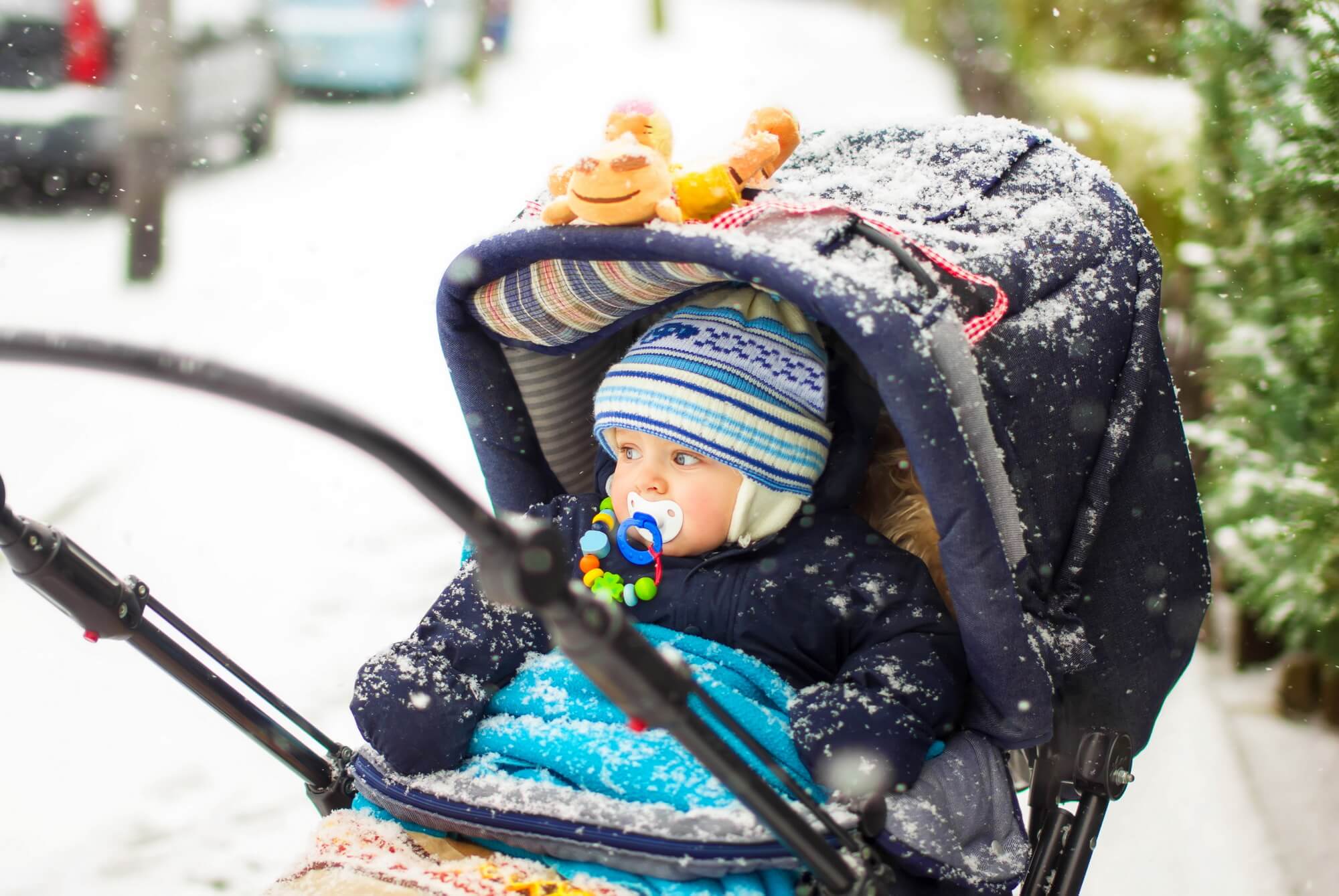 Прогулка с новорожденным весной. Ребенок в коляске. Коляска "малыш". Прогулки с малышом. Малыш в коляске зимой.