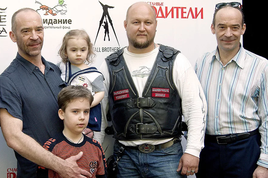 Братья Торсуевы с семьей.