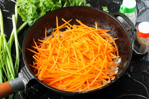 Выложить на сковороду морковную массу