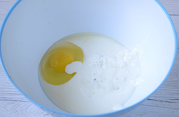 Соедините яйцо и кефир