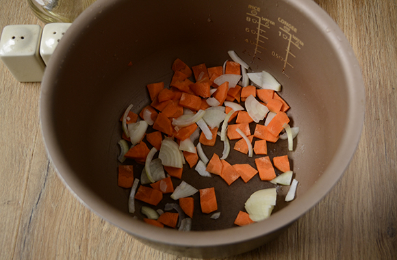 Морковь и репчатый лук чистим, режем кубиком