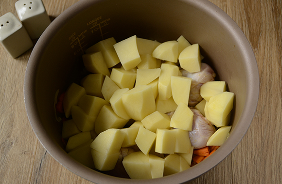 Картофель чистим и нарезаем кубиками