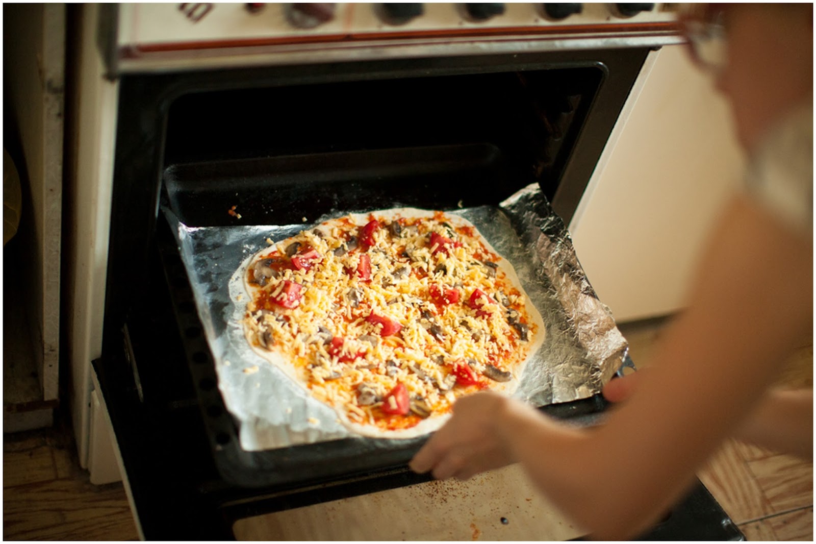 Ингредиенты пиццы в духовке. Пицца в духовке. Пицца на фольге. Пицца домашняя в духовке. Готовка пиццы в духовке.