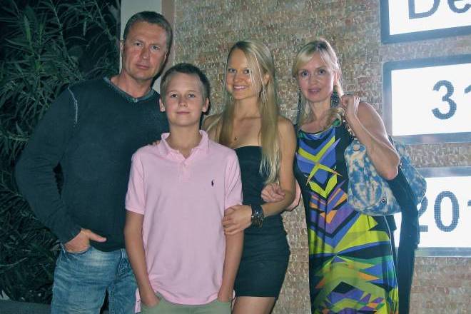 Олег Штеванко с женой и детьми
