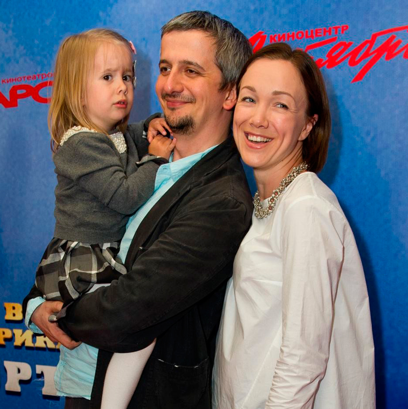 Дарья Мороз с мужем и дочерью