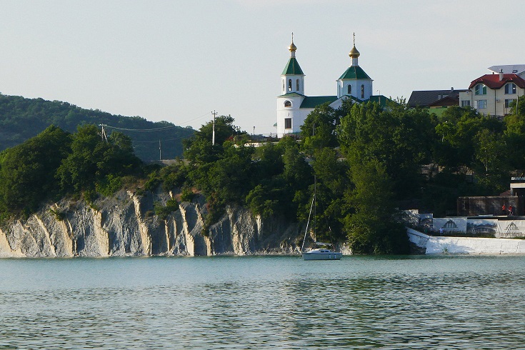 Озеро Абрау и храм святой блаженной Ксении Петербургской