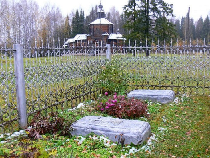 Надгробия родителей художников В.М. и А.М. Васнецовых в селе Рябово Кировской области.