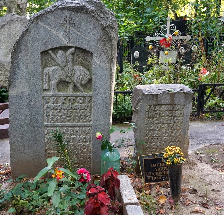Надгробие Виктора Михайловича Васнецова на Введенском кладбище Москвы