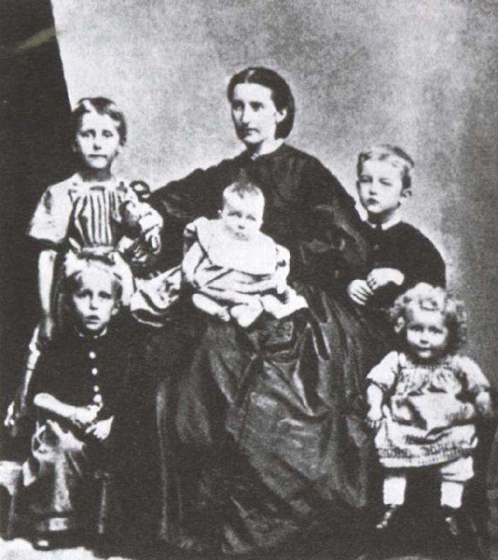 Эдвард Мунк (стоит справа) с матерью, сестрами и братом