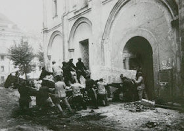 Саркофаги выносят из Вознесенского монастыря