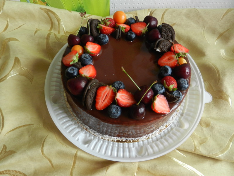 Торт украшенный глазурью и фруктами