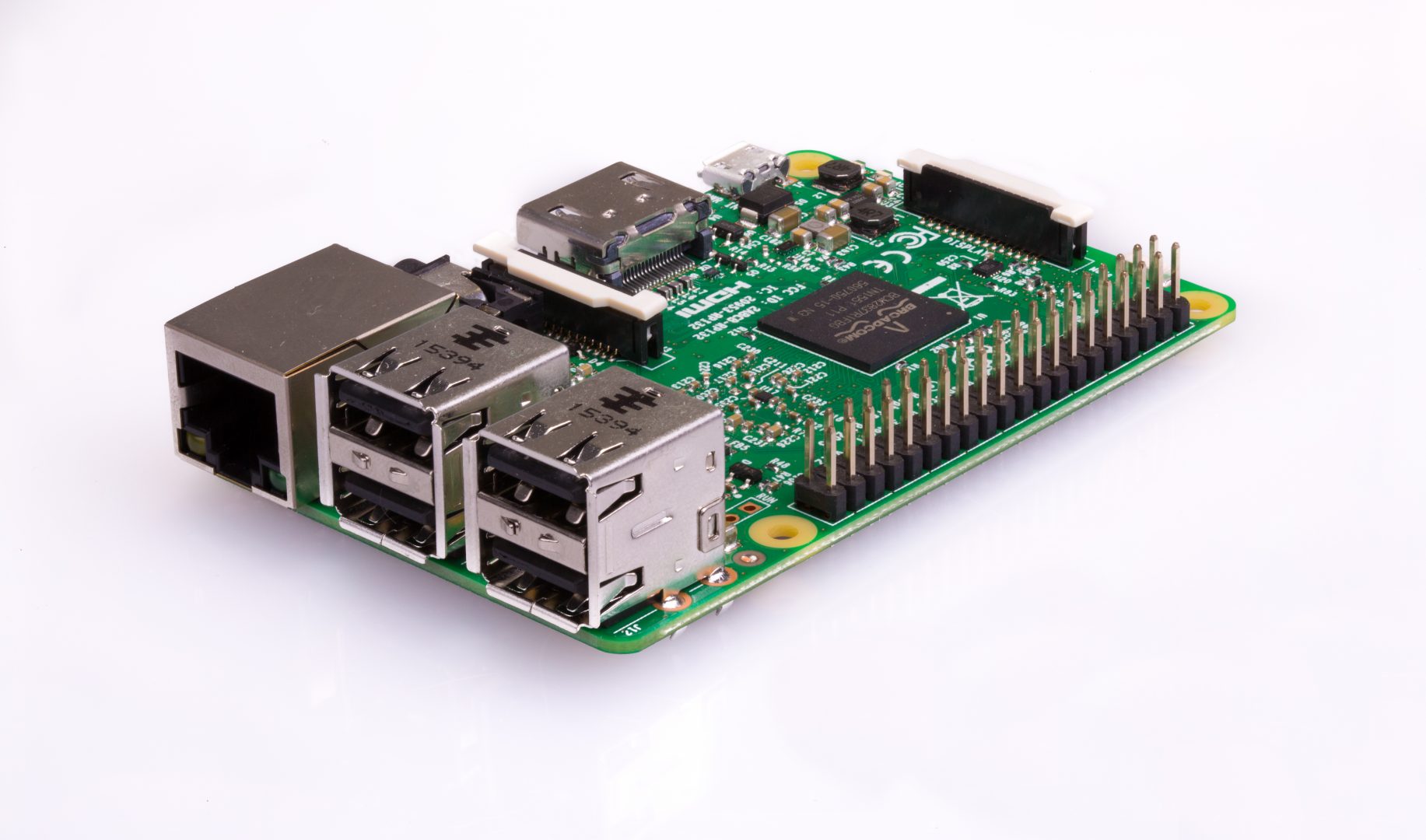 Верхняя сторона Raspberry Pi 3 model B, вид на разъемы Ethernet, USB и GPIO