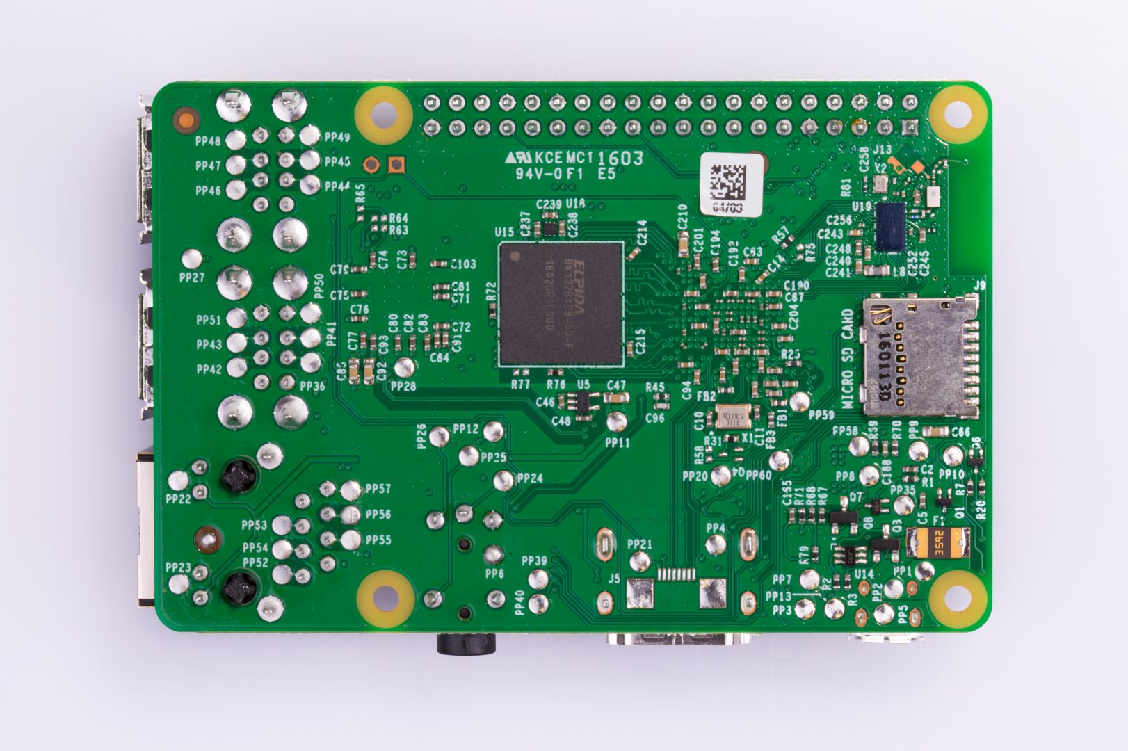 Нижняя сторона Raspberry Pi 3 model B, виден разъем для microSD-карты