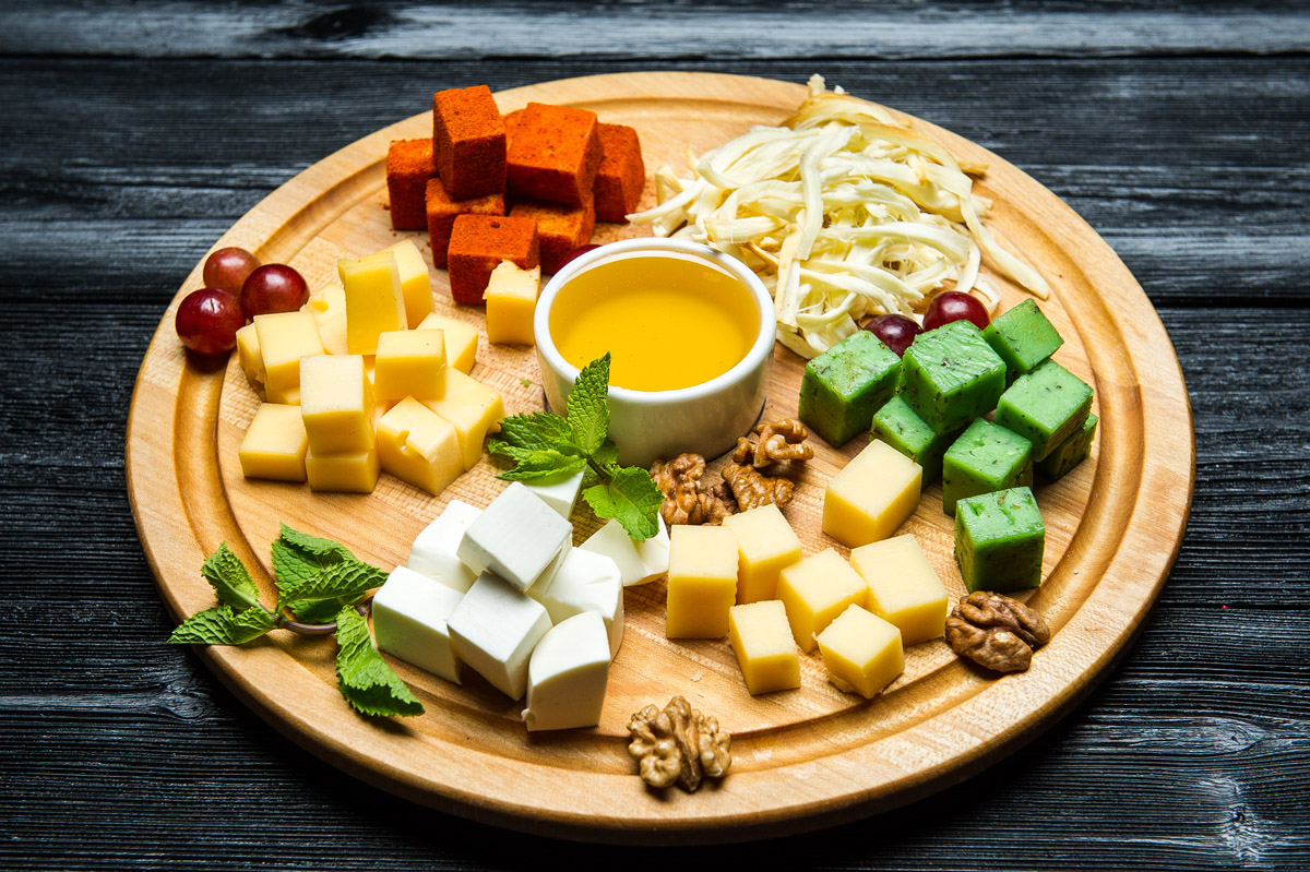 Сырная тарелка: состав, как красиво нарезать Сервировка