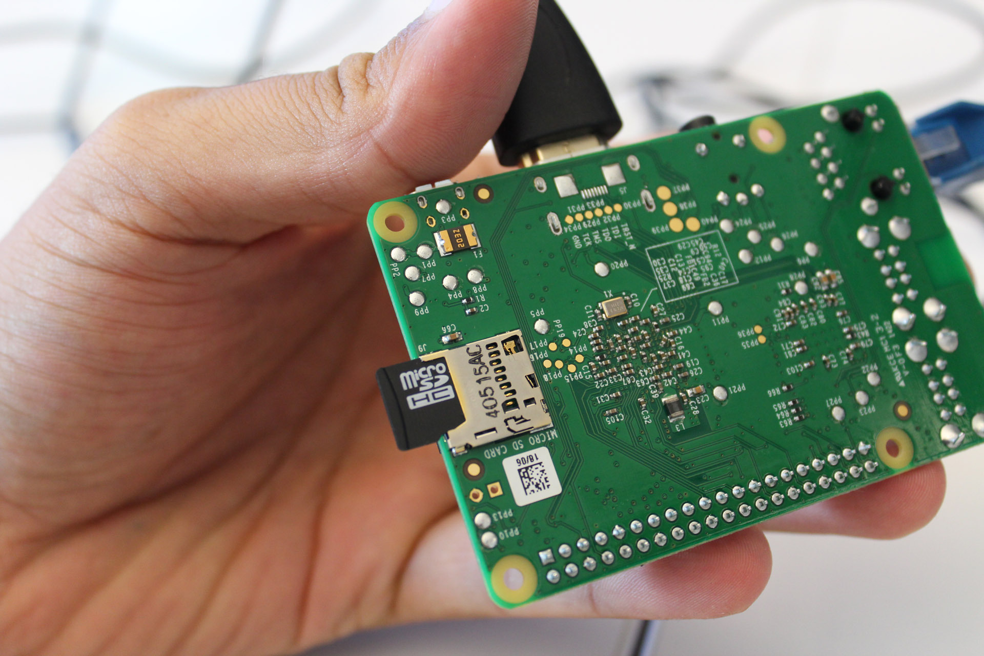 Raspberry Pi model B с вставленной картой памяти microSD