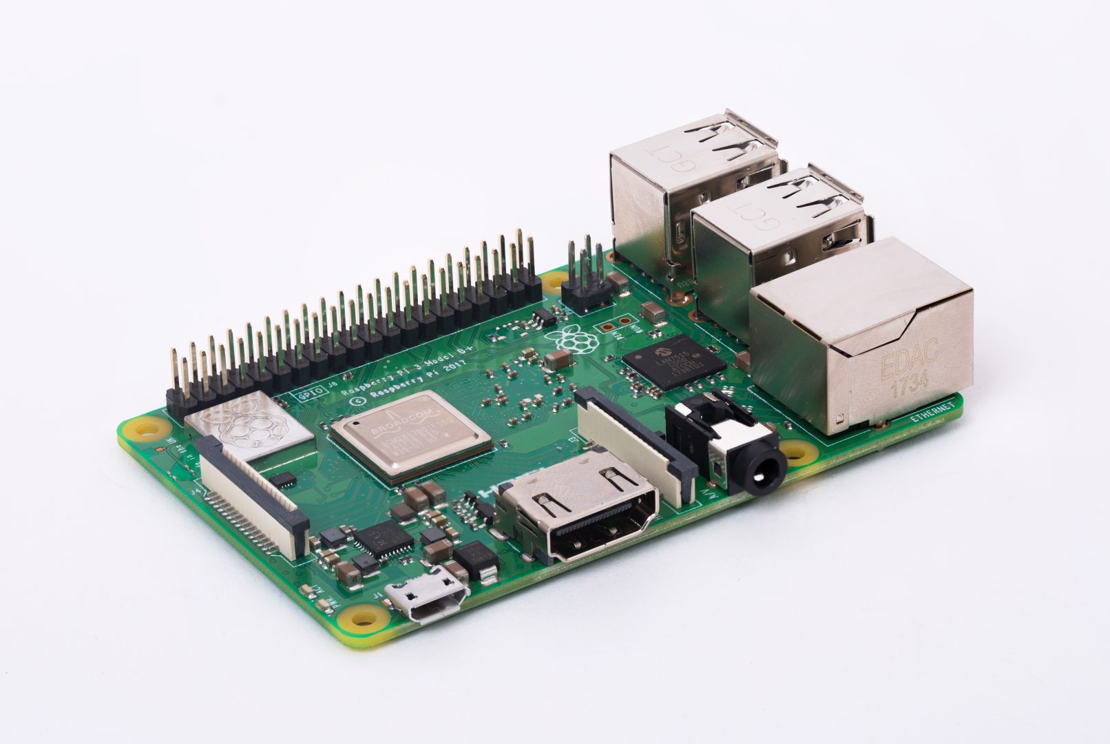 Raspberry Pi 3 model B+, вид на разъемы питания, HDMI и звуковой выход