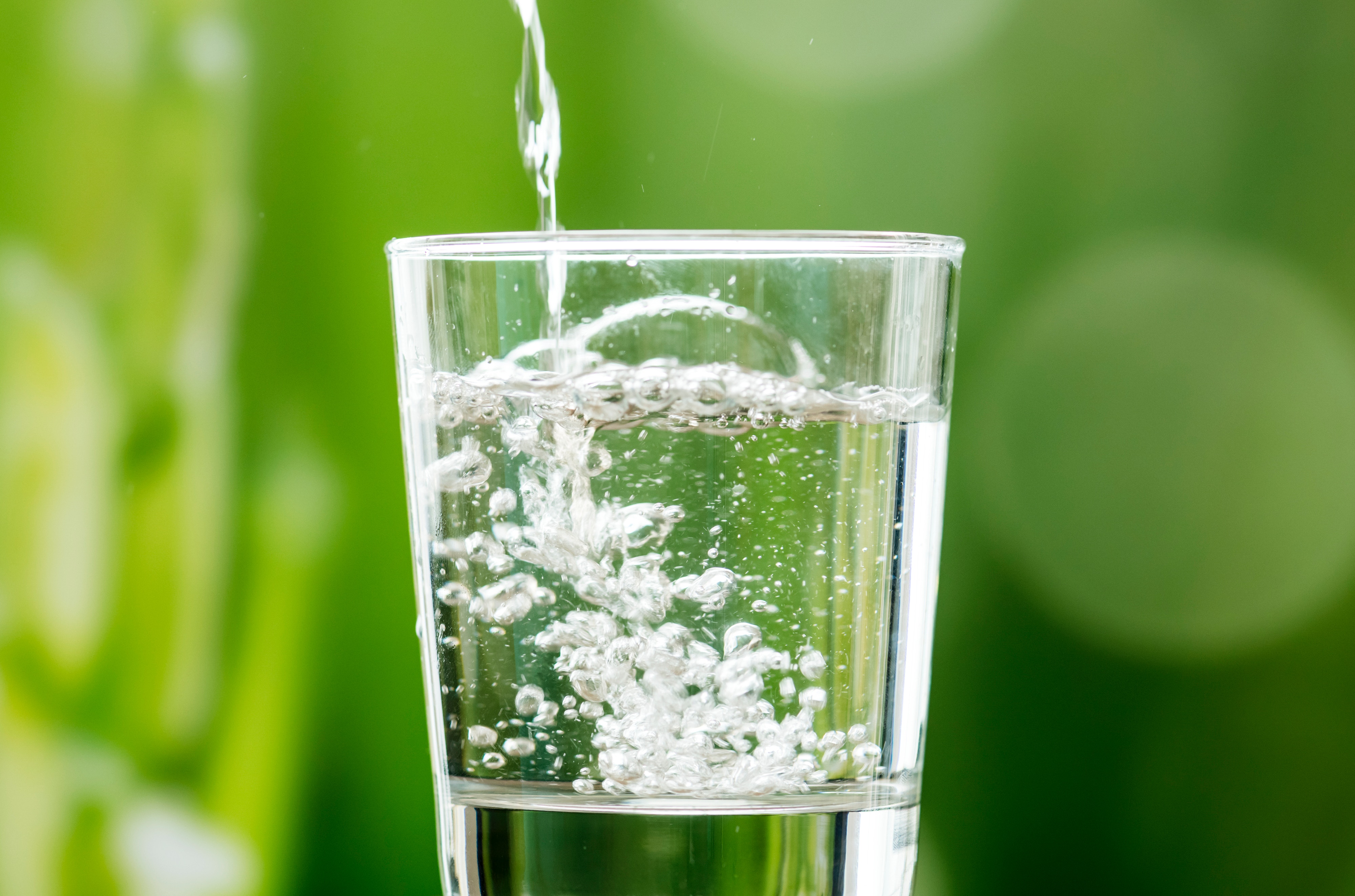 Пить фильтрованную воду. Стакан воды. Питьевая вода. Чистая вода. Красивые стаканы для воды.