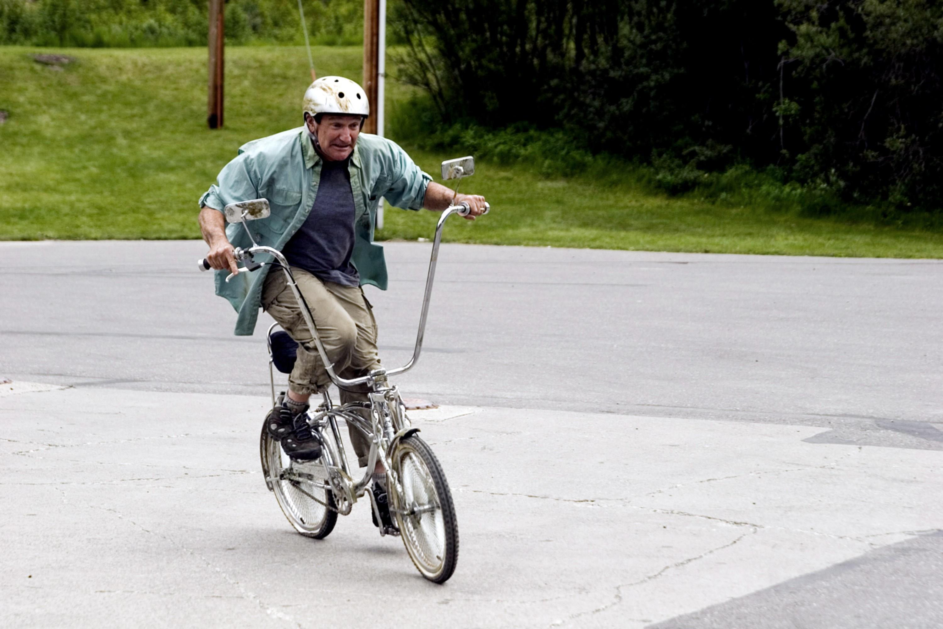 Робин Уильямс на велосипеде