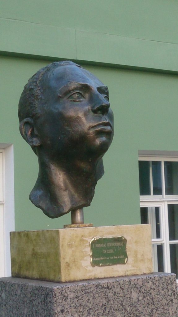 Памятник Мигелю Эрнандесу в России