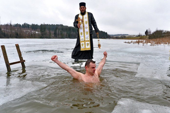 Крещенское купание в проруби