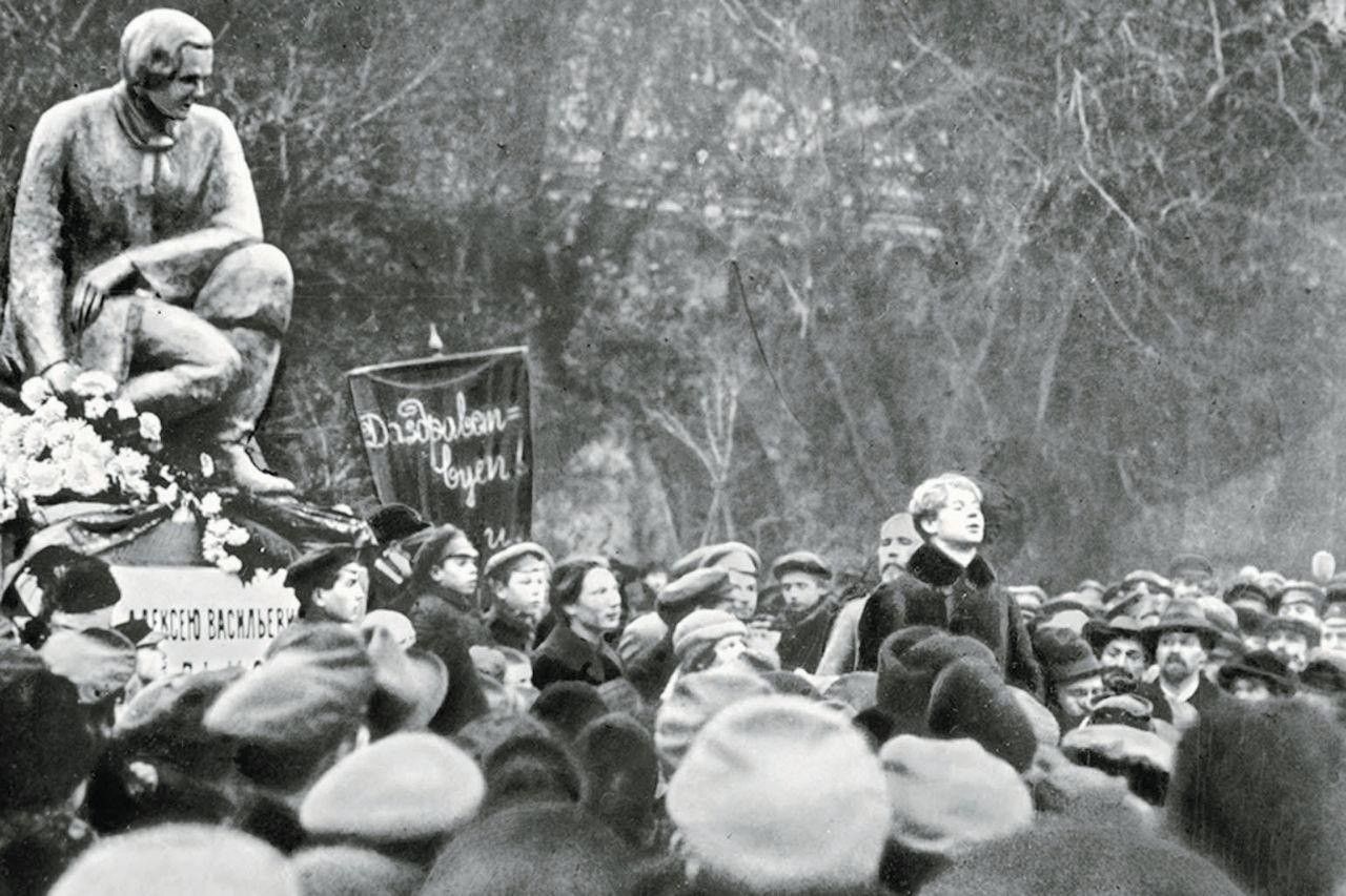 Сергей Есенин выступает на открытии памятника Алексею Кольцову в Москве (1925)