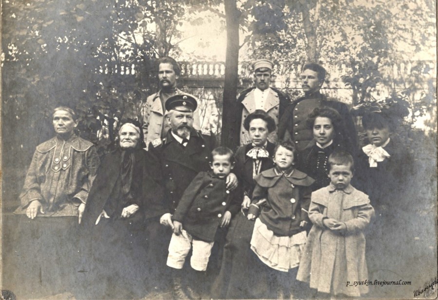 Александр Игнатьев в кругу семьи (1906)