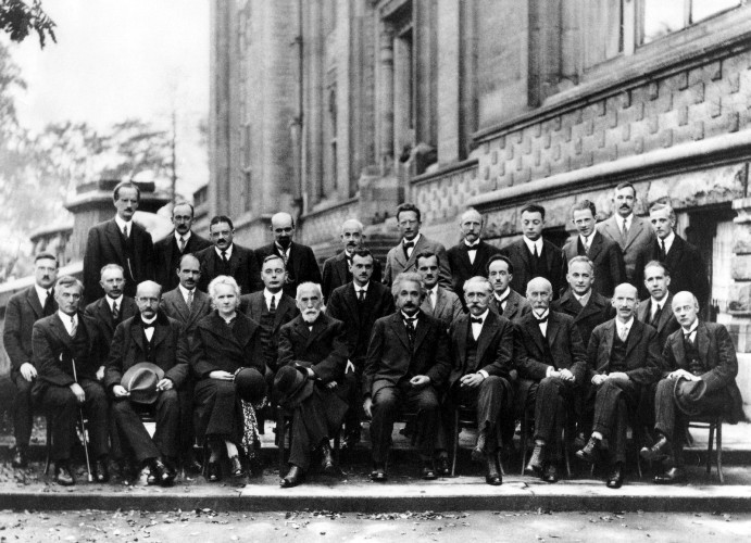 Участники Сольвеевского конгресса 1927 года. Макс Борн сидит второй справа во втором ряду