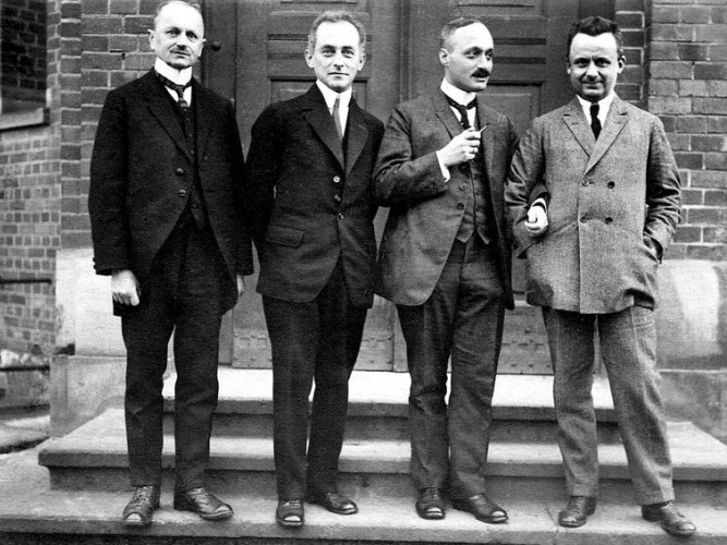 Геттингенские профессора-физики: Макс Рейх, Макс Борн, Джеймс Франк и Роберт Поль. 1923 год