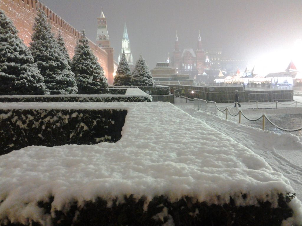 Снег и сугробы - это достояние России!